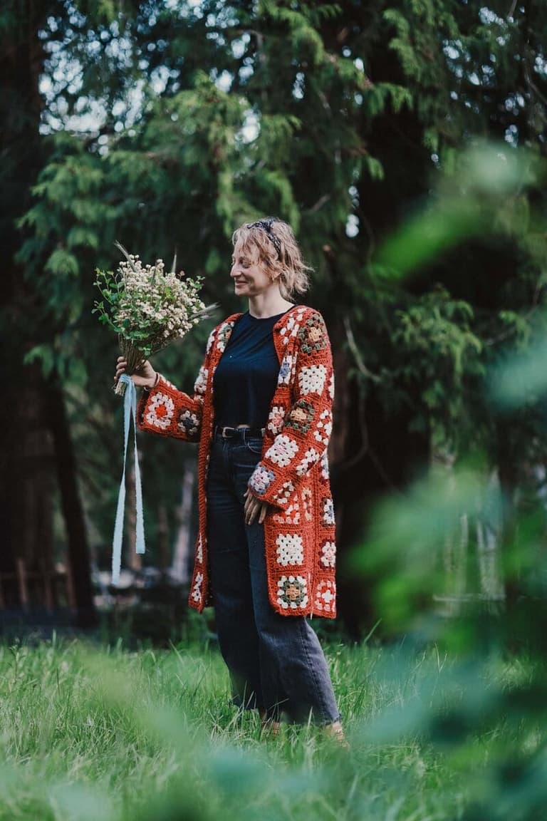 Florist holding a trailing wildflower bouquet, Buttercup Sandwich Florals